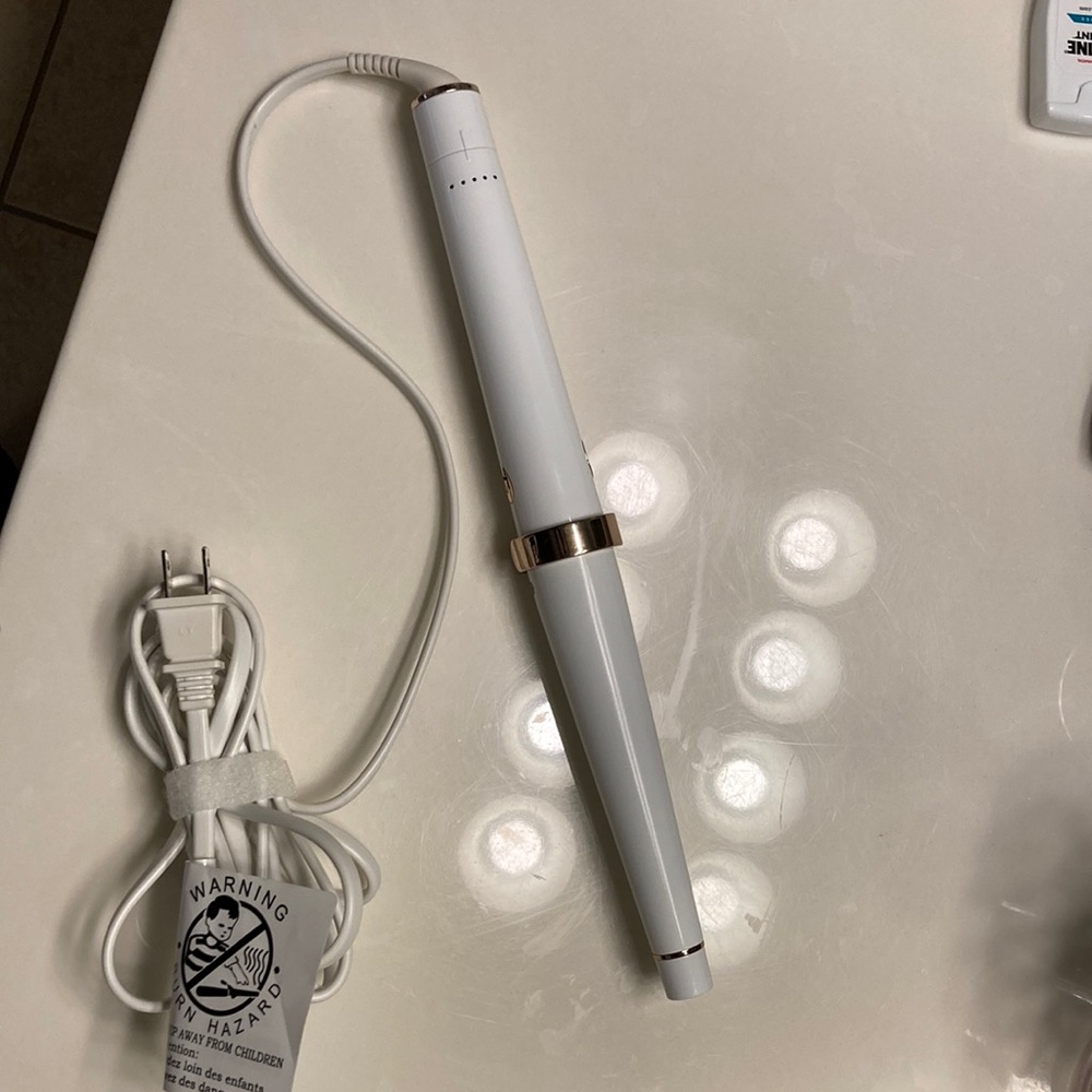 T3 Single-Pass Wave Curling Wand 1 1/4”-3/4” inch tapered barrel